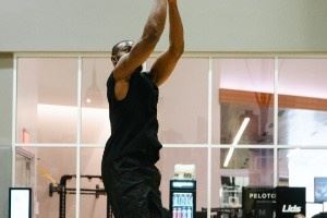 马不停蹄！杰伦-布朗结束中国行 返美一下飞机就奔赴球馆训练