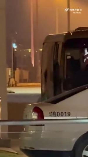 女球迷接机詹姆斯抱怨：哎哎哎 这就走了？这TM也不看我们一眼