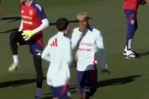 天天念叨🤣亚马尔和国家队队友讨论点球，奥亚萨瓦尔：得了吧！