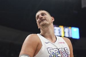 神出鬼没！卡梅隆-约翰逊：我还在适应约基奇的不看人传球