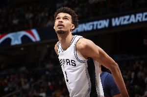 文班过去两场出战40分钟砍49分18板 命中率65.2% 罚球17中16